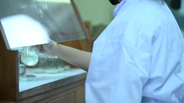 科学家在实验前把化学药品和震动机混合在一起 在实验室工作的泰国科学家 用样品与试管混合 — 图库视频影像