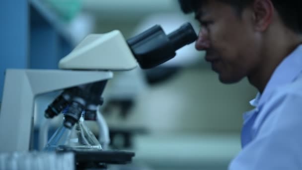 Scientifique Asiatique Travaillant Dans Laboratoire Homme Médecin Utiliser Microscope Pour — Video