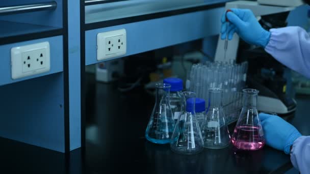 Χημικός Αναμειγνύεται Χημική Ουσία Για Βρείτε Αντιρετροϊκά Φάρμακα Στο Εργαστήριο — Αρχείο Βίντεο