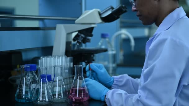 Kimiawan Mencampur Bahan Kimia Untuk Menemukan Obat Antiretroviral Laboratorium Percobaan — Stok Video