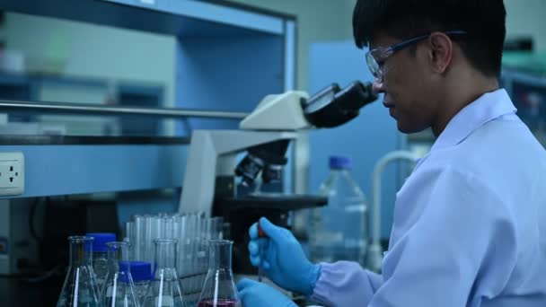 Vegyész Összekeverve Kémiai Találni Antiretrovirális Gyógyszerek Laborban Kísérlet Kimutatására Vírus — Stock videók