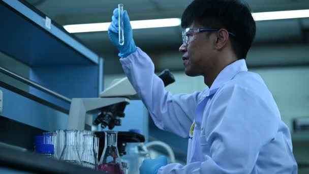 Químico Mezclado Química Para Encontrar Medicamentos Antirretrovirales Laboratorio Experimento Para — Vídeos de Stock