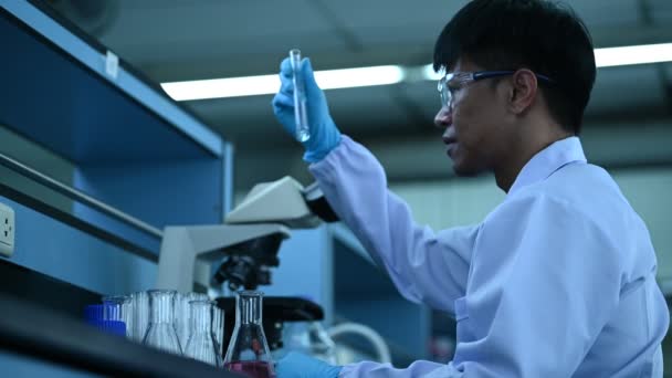 Químico Mezclado Química Para Encontrar Medicamentos Antirretrovirales Laboratorio Experimento Para — Vídeo de stock