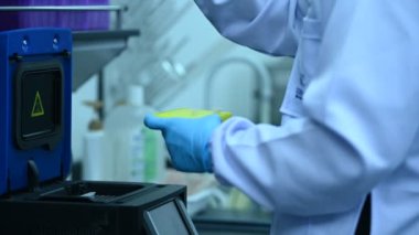 Laboratuvarda çalışan Asyalı bilim adamı, ürün deneyi yaparken, araştırmacılar deneyin sonuçlarını bulmak için analiz ettiler. Değerleri işlemek için bilimsel araçlar kullan.