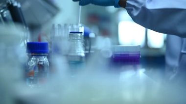 Laboratuvarda antiretroviral ilaçlar, kanda virüs tespiti deneyleri, COVID-19 'a karşı potansiyel ilaç ve aşı üreticileri bulundu.