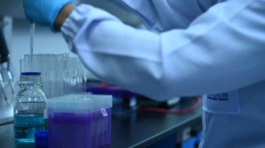 Laboratuvarda antiretroviral ilaçlar, kanda virüs tespiti deneyleri, COVID-19 'a karşı potansiyel ilaç ve aşı üreticileri bulundu.