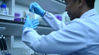 Laboratuvarda antiretroviral ilaçlar, kanda virüs tespiti deneyleri, COVID-19 'a karşı potansiyel ilaç ve aşı üreticileri bulundu.