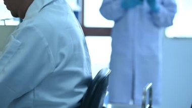 Laboratuvarda çalışan Asyalı bilim adamları ürün deneyi yaparken araştırmacılar deneyin sonuçlarını bulmak için analiz ettiler. Değerleri işlemek için bilimsel araçlar kullan.