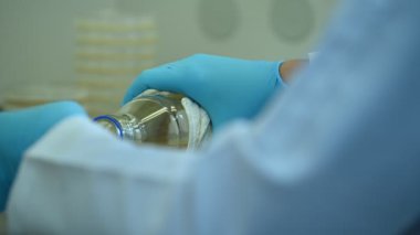 Bilim adamı deneyden önce sallama makinesiyle kimyasalları karıştırdı. Test tüplerine numunelerle karıştırılmış Tayland bilim adamı laboratuarda çalışıyor.