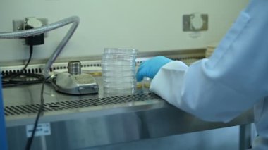 Bilim adamı deneyden önce sallama makinesiyle kimyasalları karıştırdı. Test tüplerine numunelerle karıştırılmış Tayland bilim adamı laboratuarda çalışıyor.