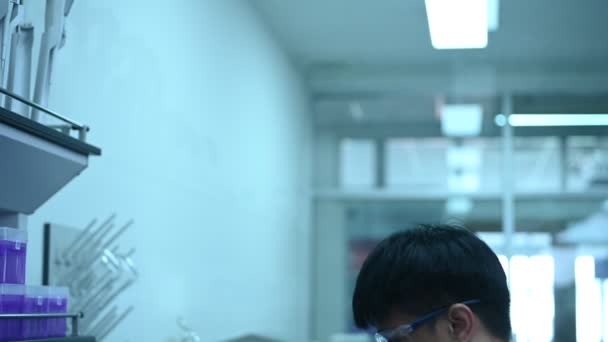 Scientifique Asiatique Travaillant Dans Laboratoire Faire Des Expériences Pour Produit — Video