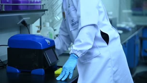 연구원들은 결과를 실험실에서 일하는 아시아 과학자들을 과학적 도구를 사용하여 가치를 — 비디오