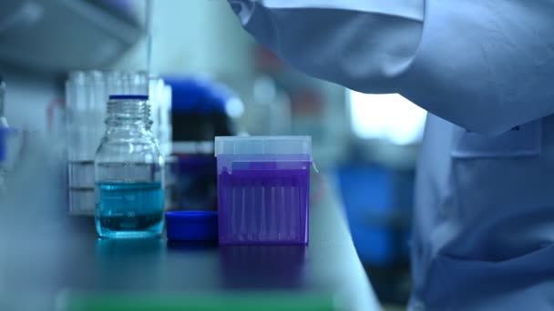 Chemik Wymieszał Chemikalia Aby Znaleźć Leki Przeciwretrowirusowe Laboratorium Eksperyment Wykrycia — Wideo stockowe