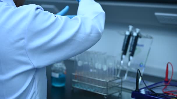 Chemiker Verwechselte Chemikalie Antiretrovirale Medikamente Labor Finden Experiment Zum Nachweis — Stockvideo