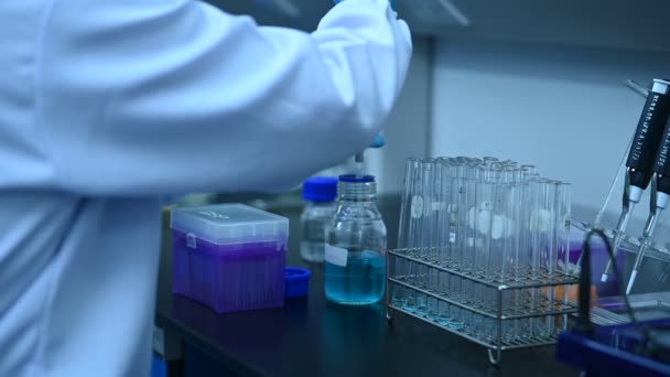 Chemiker Verwechselte Chemikalie Antiretrovirale Medikamente Labor Finden Experiment Zum Nachweis — Stockvideo