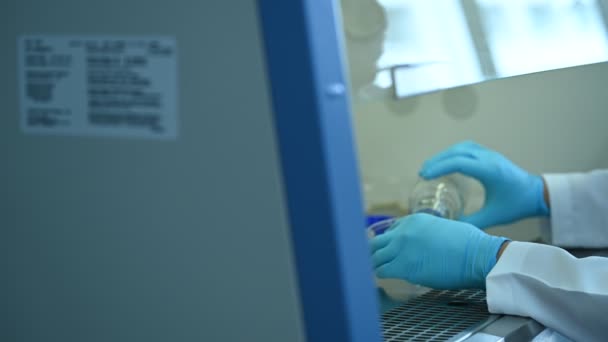 科学家在实验前把化学药品和震动机混合在一起 在实验室工作的泰国科学家 用样品与试管混合 — 图库视频影像