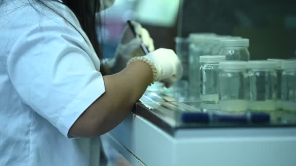 Wetenschapper Mengt Chemicaliën Met Schudmachine Voor Het Experiment Mengsel Doorspekt — Stockvideo