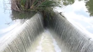 Kırsal bölgelerde baraj taşkınlığı, yağmur mevsiminde barajın taşmasına neden olan bir fırtına vardı..