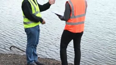 Çevre mühendisleri su kalitesini inceler, suyu test etmek için laboratuvara getirir, su ve topraktaki mineral içeriğini kontrol eder, kimyasal kirlenmiş su kaynaklarının sorununu çözmek için danışmanlık yapar.