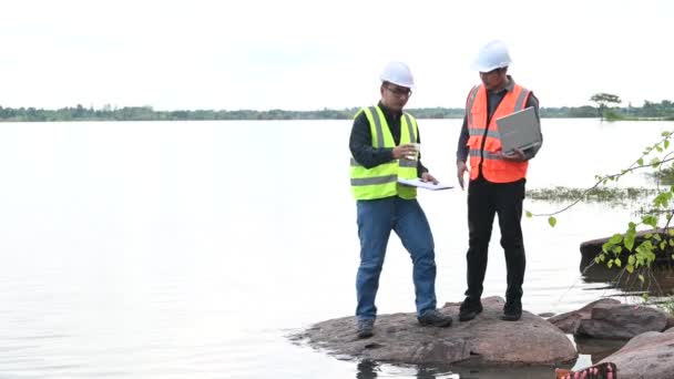 Περιβαλλοντικοί Μηχανικοί Επιθεωρούν Την Ποιότητα Του Νερού Φέρτε Νερό Στο — Αρχείο Βίντεο