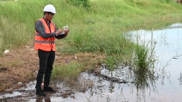 環境エンジニアは水質を検査し 実験室に水を持ち込み 水と土壌のミネラル含有量を確認し 化学汚染水源の問題を解決するために相談する — ストック動画
