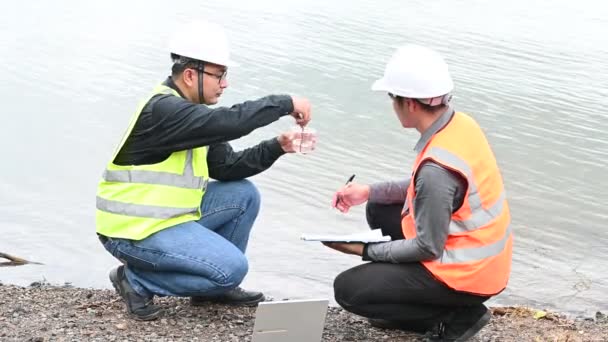 Инженеры Экологи Проверяют Качество Воды Приносят Воду Лабораторию Тестирования Проверяют — стоковое видео