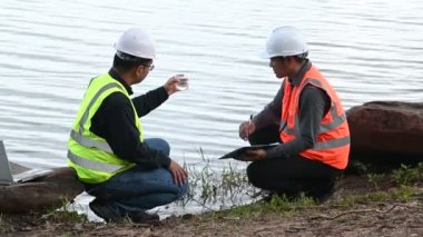Çevre mühendisleri su kalitesini inceler, suyu test etmek için laboratuvara getirir, su ve topraktaki mineral içeriğini kontrol eder, kimyasal kirlenmiş su kaynaklarının sorununu çözmek için danışmanlık yapar.
