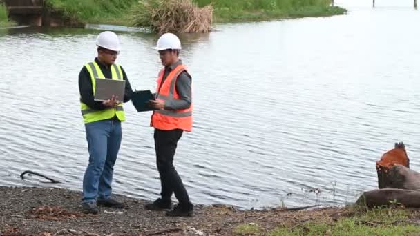 Milieu Ingenieurs Inspecteren Waterkwaliteit Breng Water Naar Het Lab Voor — Stockvideo