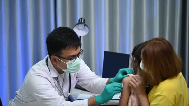 Γονιός Φέρει Την Κόρη Τους Στο Γιατρό Για Τον Εμβολιασμό — Αρχείο Βίντεο