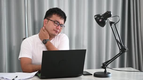 Hombre Negocios Asiático Que Trabaja Casa Vacaciones Trabajo Desde Concepto — Vídeo de stock