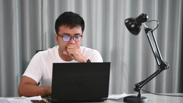 Asiatisk Affärsman Som Jobbar Hemma Semester Arbeta Hemifrån Koncept Tillbaka — Stockvideo