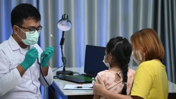 부모는 의사에게 데리고 인플루엔자 접종을 어머니는 아이를 병원에 의사에게 데리고 — 비디오