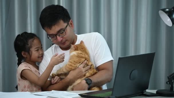Ασιάτης Επιχειρηματίας Που Δουλεύει Γάτα Και Κόρη Στο Σπίτι Για — Αρχείο Βίντεο