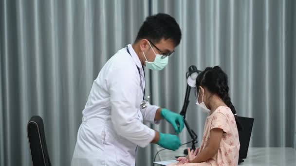 Kleines Mädchen Beim Arzt Für Grippeimpfung Der Klinik — Stockvideo