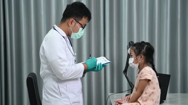 Klinikteki Grip Aşısı Için Doktordaki Küçük Kız — Stok video
