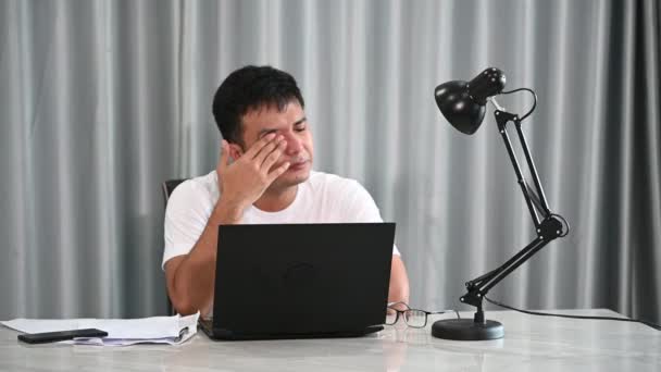 Asiatisk Affärsman Som Jobbar Hemma Semester Arbeta Hemifrån Koncept Tillbaka — Stockvideo