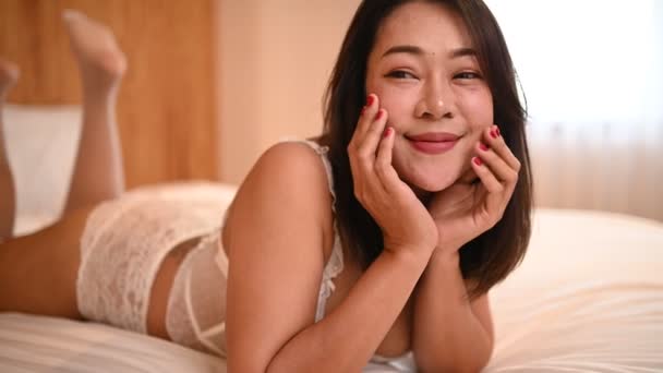 Porträt Von Asiatisch Sexy Frau Tragen Weiß Kleid Die Schlafzimmer — Stockvideo