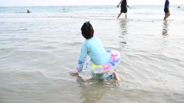 Азиатка Играет Море Удовольствием Летнее Время Семьей Детский Семестр Отдыха — стоковое видео