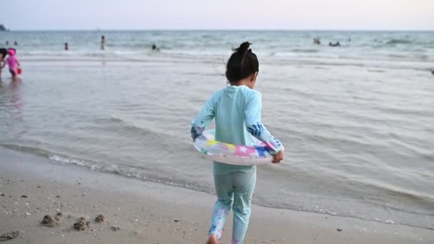 Asiatische Mädchen Spielen Meer Mit Spaß Sommerzeit Mit Der Familie — Stockvideo