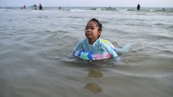 Chica Asiática Jugar Mar Con Diversión Hora Verano Con Familia — Vídeo de stock