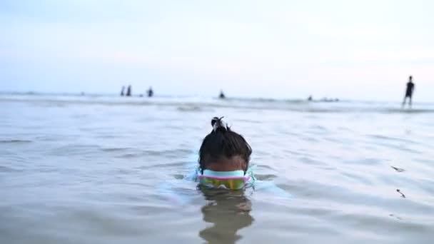 Aziatisch Meisje Spelen Zee Met Plezier Zomertijd Met Familie Semesterpauzes — Stockvideo