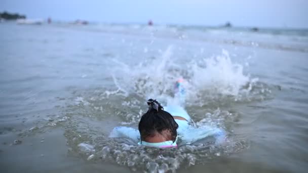 亚洲女孩在海里玩得很开心 夏天和家人在一起儿童学期休学活动 — 图库视频影像