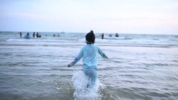 Menina Asiática Jogar Mar Com Diversão Hora Verão Com Família — Vídeo de Stock