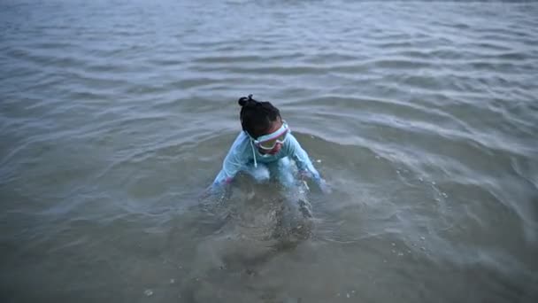 Азиатка Играет Море Удовольствием Летнее Время Семьей Детский Семестр Отдыха — стоковое видео