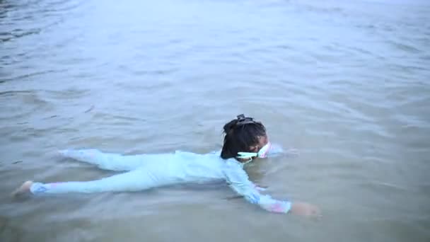 Asian Girl Play Sea Fun Summer Time Family Children Semester — Stock Video
