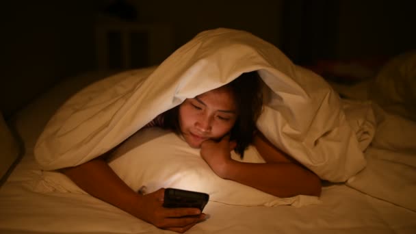 Azjatka Gra Nocy Smartfonie Łóżku Tajlandczycy Uzależnione Media Społecznościowe — Wideo stockowe