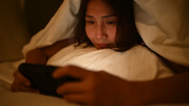 Mujer Asiática Jugando Teléfono Inteligente Cama Por Noche Tailandia Gente — Vídeos de Stock