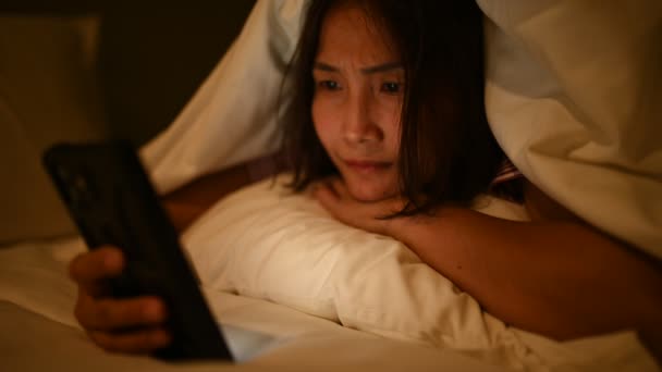Aziatische Vrouw Spelen Spel Smartphone Het Bed Nachts Thaise Mensen — Stockvideo