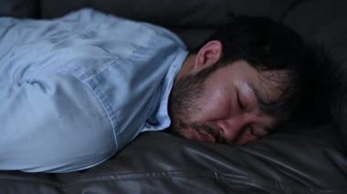 Asyalı yakışıklı adam aşırı iş yükünden dolayı stresli. Yorgun erkek, şirketten bir sürü iş ve depresyon riskinden sonra eve döner.