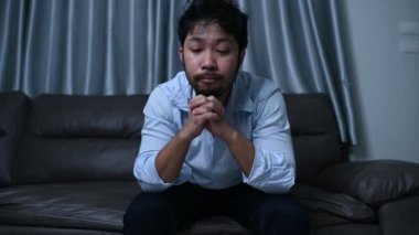 Asyalı yakışıklı adam aşırı iş yükünden dolayı stresli. Yorgun erkek, şirketten bir sürü iş ve depresyon riskinden sonra eve döner.